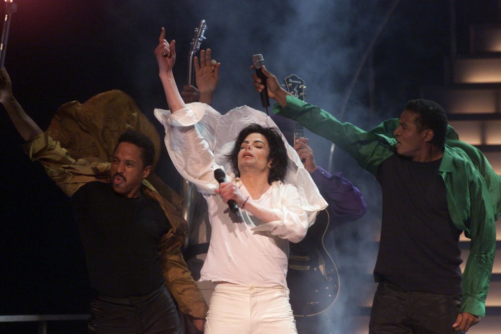 NEW YORK - SEPTEMBER 10:  (UK NEWSPAPERS OUT)  Music star Michael Jackson sings with his brothers the Jackson 5 at the 30th anniversary celebrations held on September 10, 2001 at Madison Square Gardens, in New York. (Photo by Dave Hogan/Getty Images)