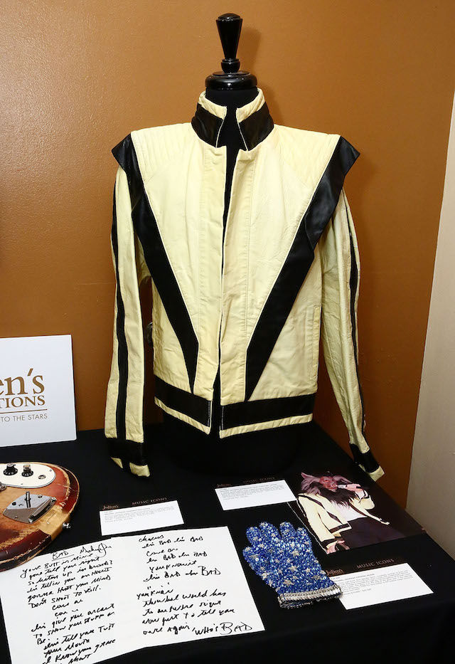 La giacca di pelle di Michael Jackson disegnata da Dennis Tompkins e indossata dal cantante durante il tour Dangerous del 1992-1993 (Astrid Stawiarz/Getty Images)