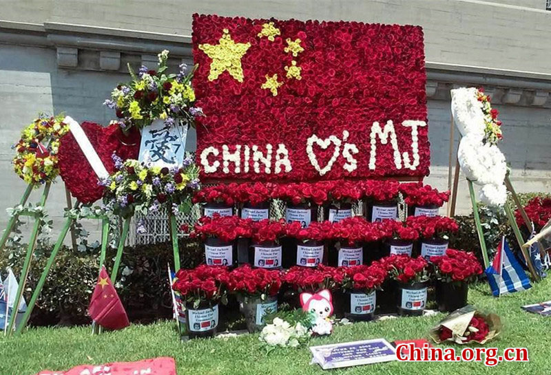 Chinese fans display a huge rose panel made of thousands of roses in front of Michael Jackson's resting place at Holly Terrace of the Forest Lawn Memorial Park in Glendale, California, the United States on June 25, 2016. [Photo / China.org.cn]