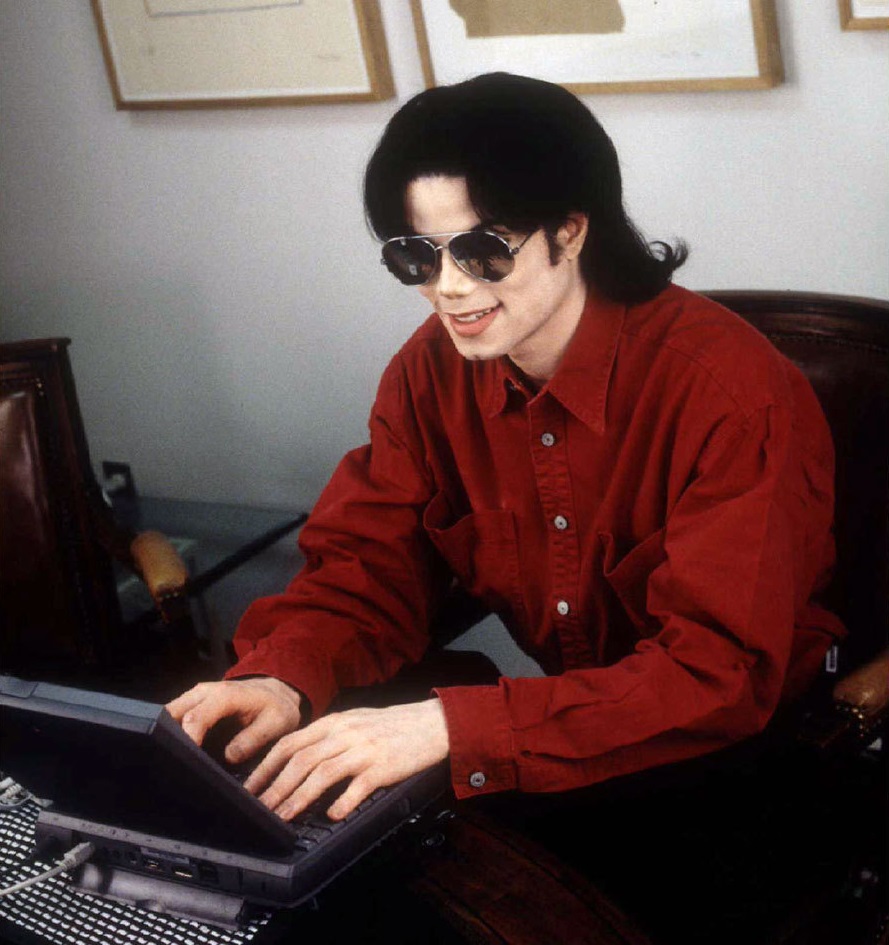 Interviews-Internet-chat-michael-jackson-7587084-893-1200.jpg