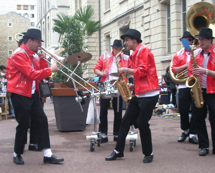 Un festival de musique de rue français en hommage à Michael Jackson Deambulation-la-jackson-fanfare-musique-rue-brass-band-zizanie-2jpg