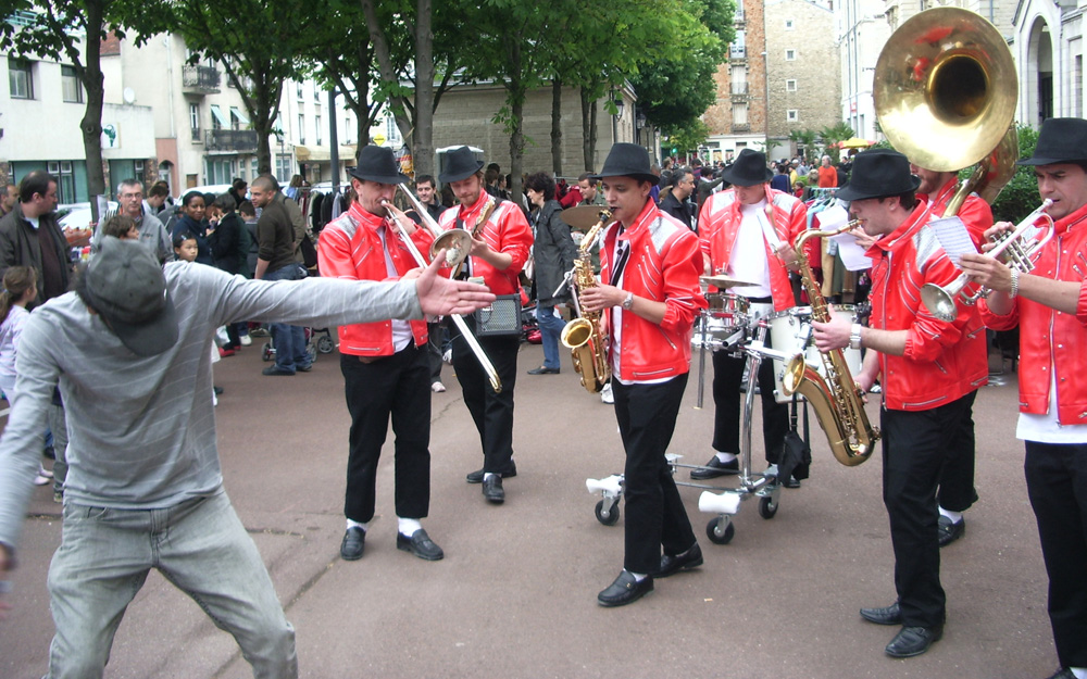 Un festival de musique de rue français en hommage à Michael Jackson Deambulation-la-jackson-fanfare-musique-rue-brass-band-zizanie-5jpg