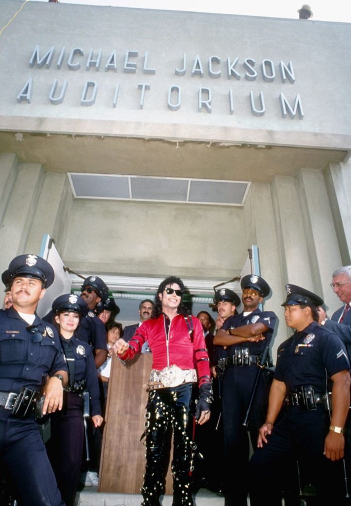 Les parents votent pour le retrait du nom de Michael Jackson de l’auditorium de l’école L.A. Auditorium02-711x1024