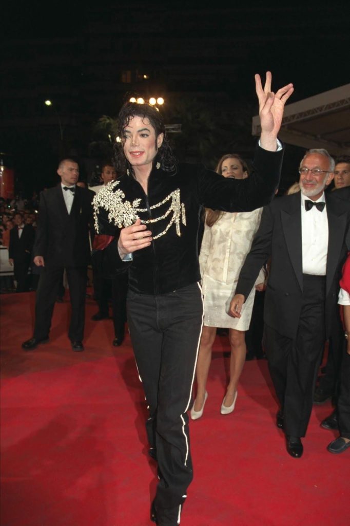 Vente aux enchères de Michael Jackson’s Glove et du 50e Festival de Cannes en 1997 Julien-Oct19-02-682x1024