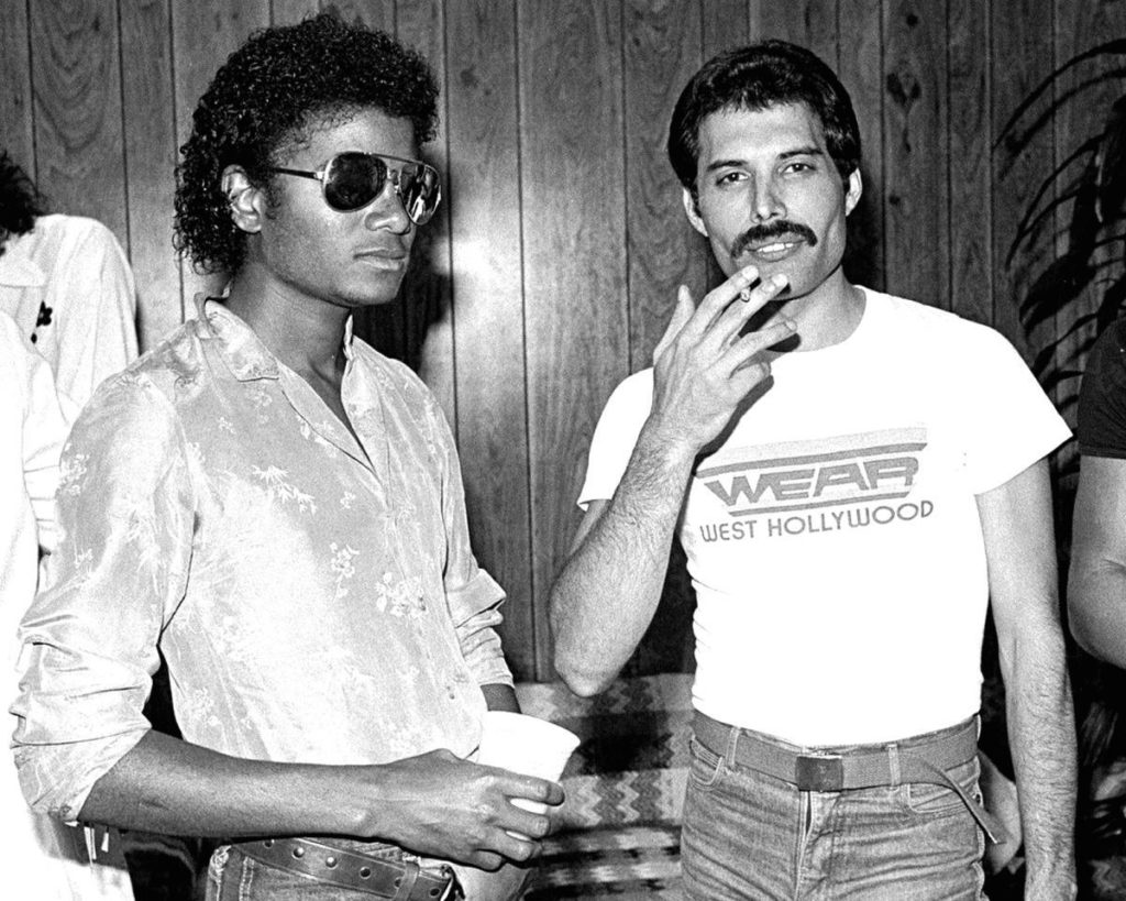 Freddie Mercury étonné que Michael Jackson dorme sur le sol Freddy-michael-1024x819