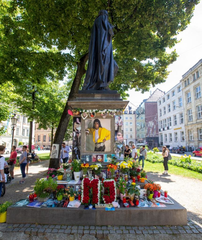 Michael Jackson Memorial en Allemagne disparu! Munich-02-862x1024