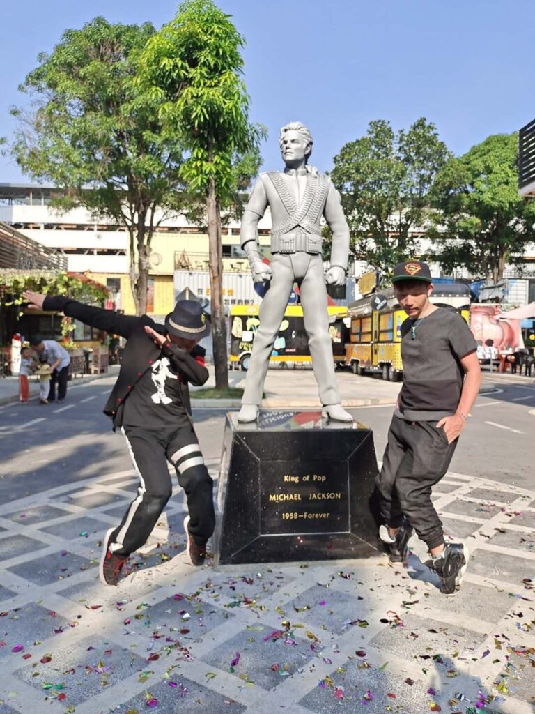 La Chine célèbre le jour de la naissance de Michael Jackson en dévoilant des statues. China-Bd15-768x1024