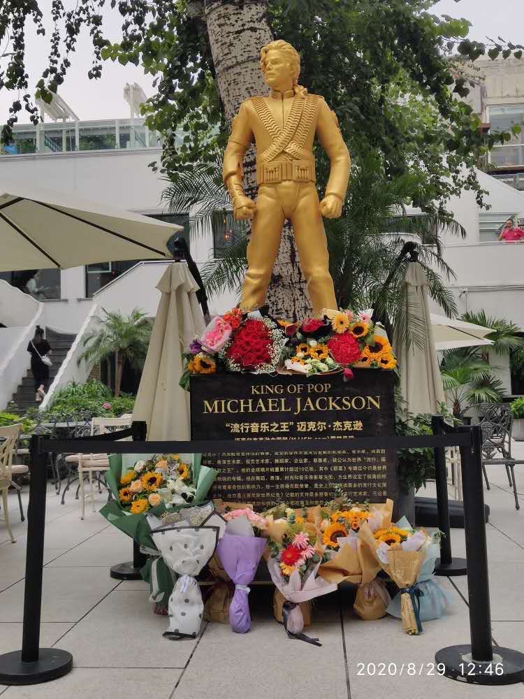 La Chine célèbre le jour de la naissance de Michael Jackson en dévoilant des statues. China-bd17