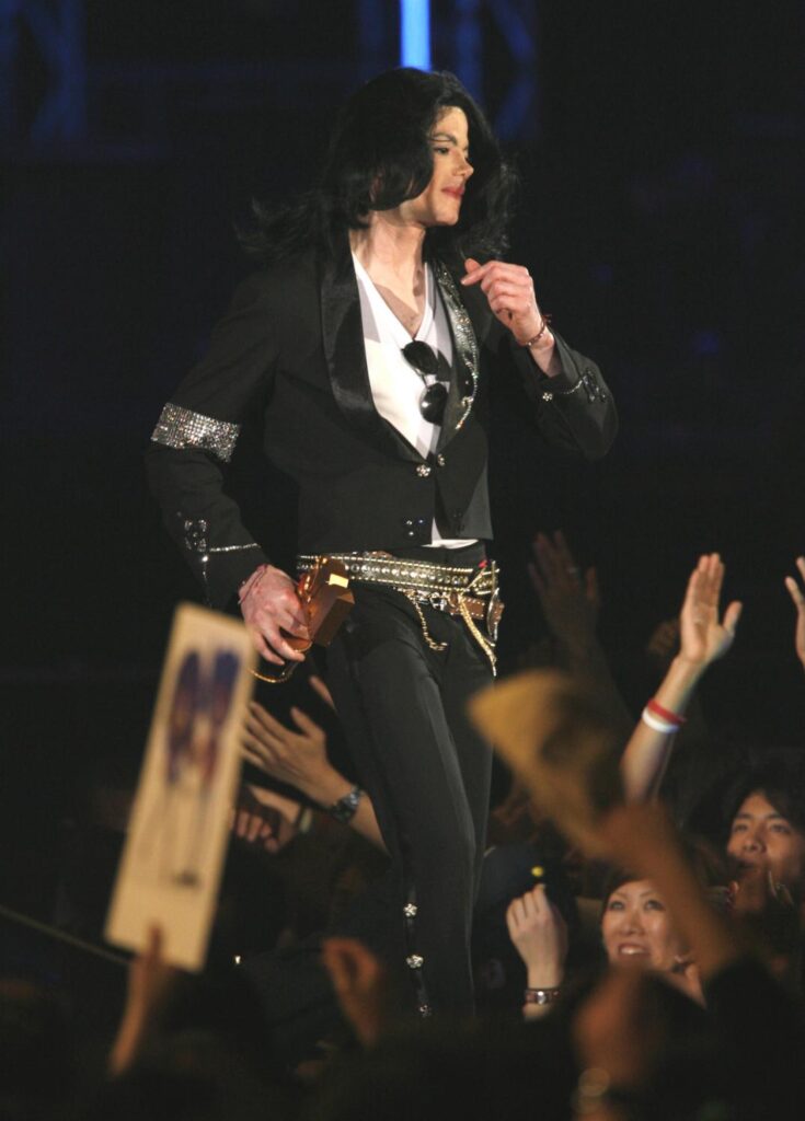 VENTE AUX ENCHÈRES: Articles personnels, de tournée et vidéo de Michael Jackson à vendre! JA18-1-735x1024