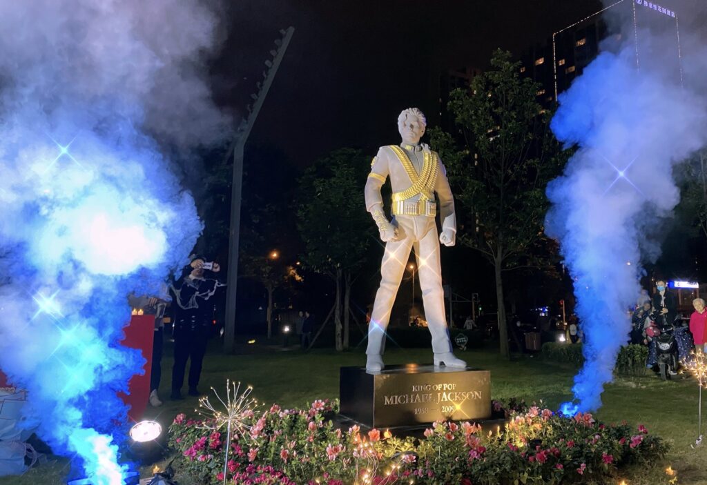 Les fans chinois ont dévoilé la 6e statue de Michael Jackson China00-1024x703