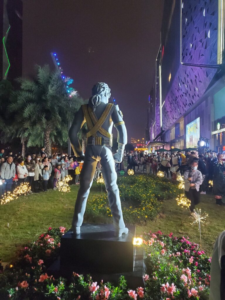 Les fans chinois ont dévoilé la 6e statue de Michael Jackson China06-768x1024