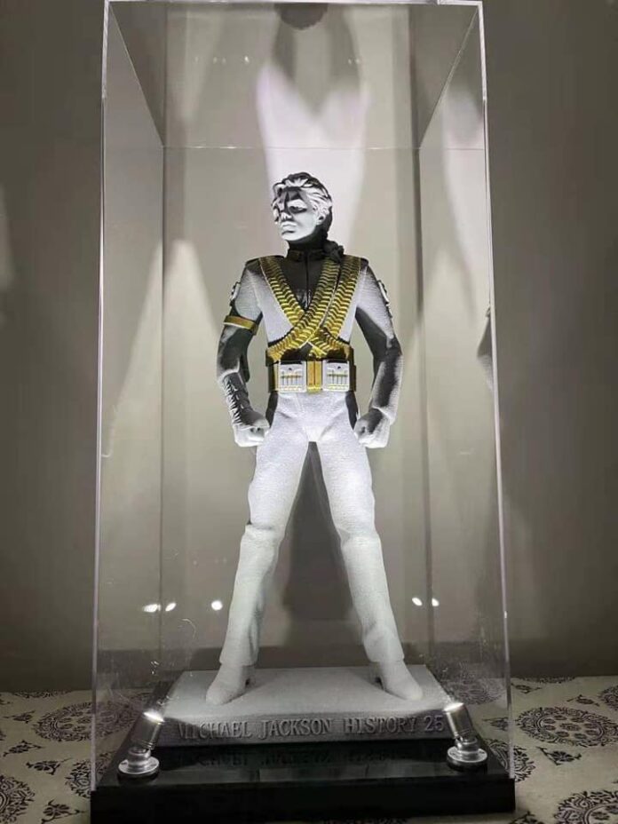   Wuhan tiendra une statue de Michael Jackson Wuhan-696x928