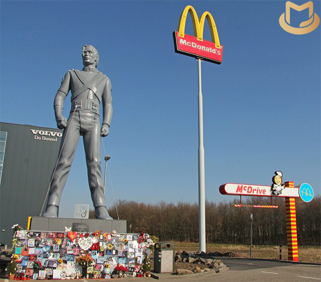 La statue HIStory de Best est toujours dans un entrepôt  Mcdonalds1