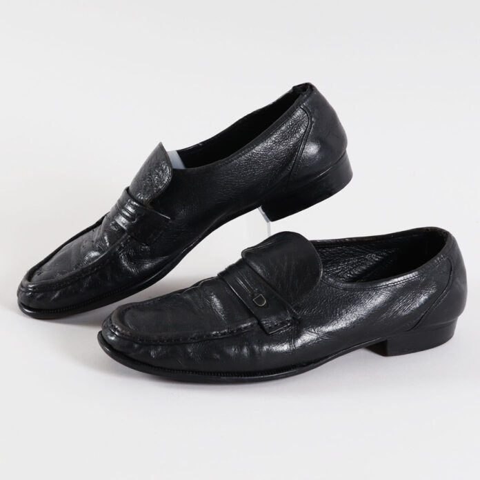 Vente aux enchères: les mocassins de Michael Jackson  335635-dis_01-696x696