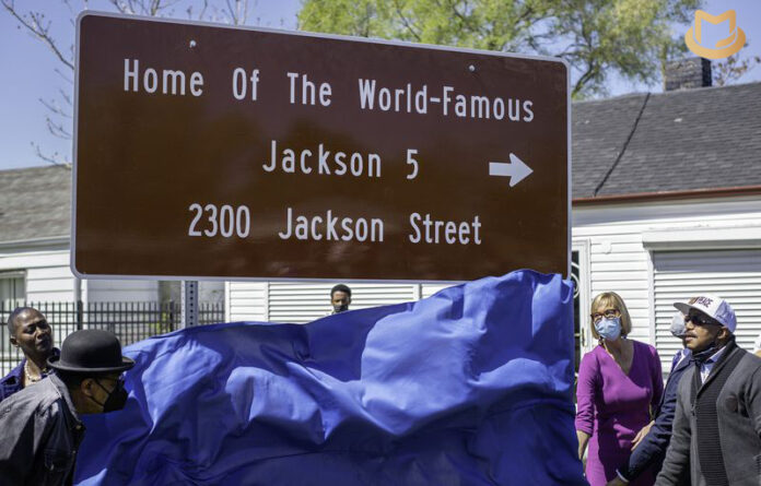 Accueil des Jackson 5… Par ici s'il vous plaît! Jackson-5-sign-696x445