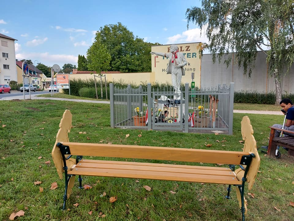 MJ Bench for Austria MJ Statue Austria-Bench-04