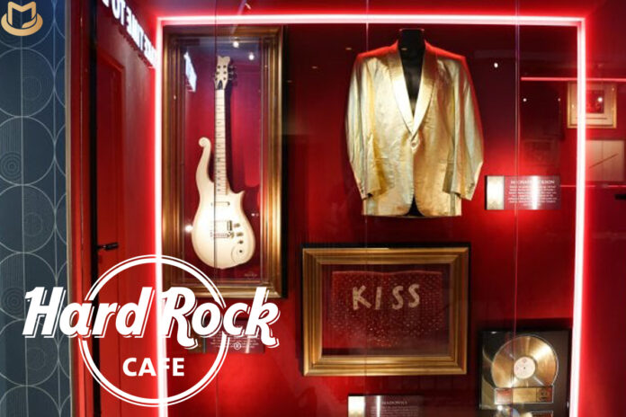 La veste dorée Herb Ritts de Michael Jackson exposée au Hard Rock Cafe de Milan Hard-Rock-Milan-A-696x464
