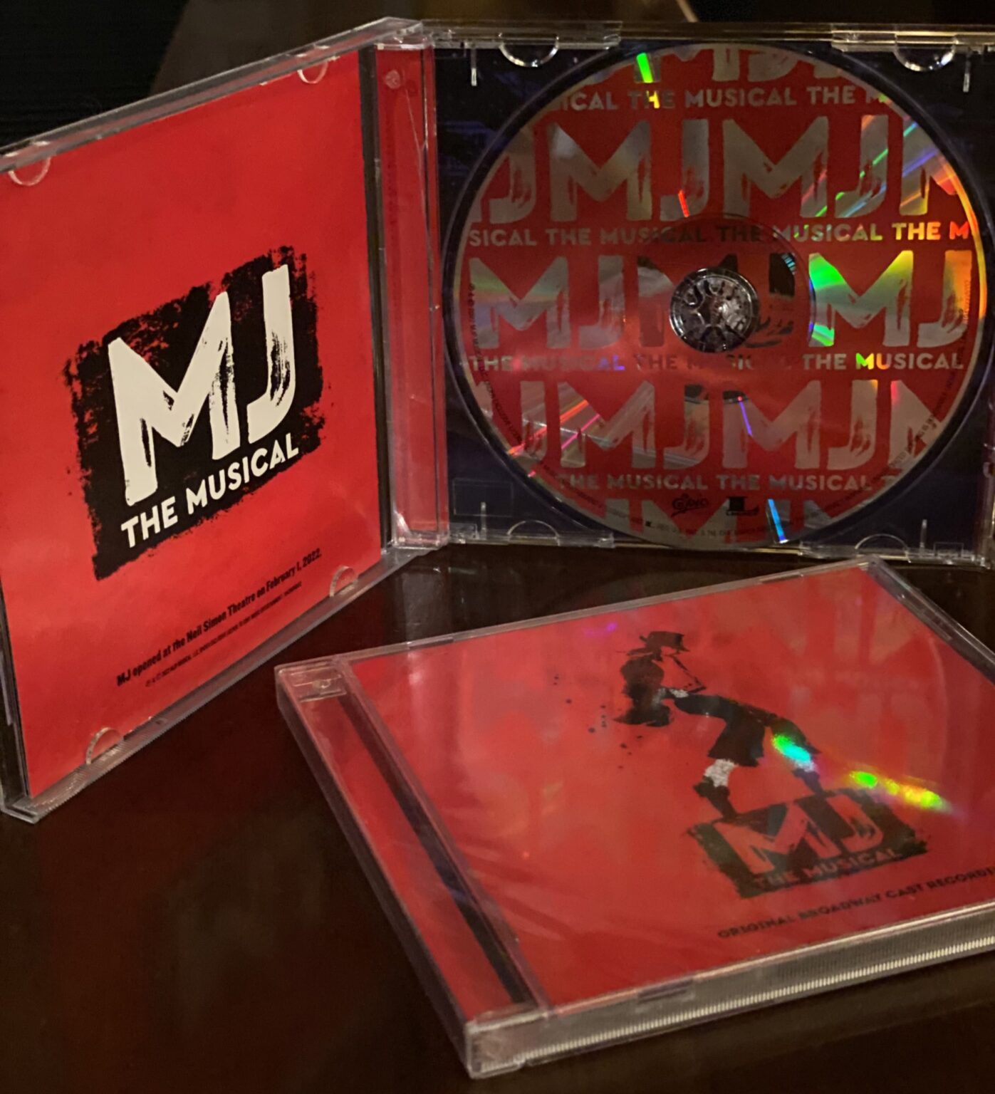 MJ The Musical: L'enregistrement original de la distribution de Broadway disponible MAINTENANT! MJ-Musical-BO-CD-Photo-1397x1536