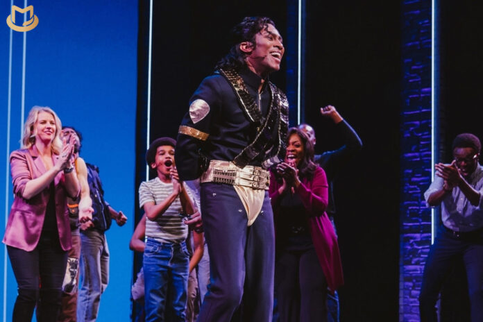 Un fan et imitateur de Michael Jackson monte sur scène dans « Masks of An Immigrant » Elijah-first-performance-696x464