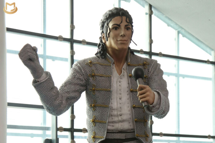 Qu'est-il arrivé à la statue de Michael Jackson de Mohamed Al-Fayed ? Al-Fayed-MJ-Statue-696x464