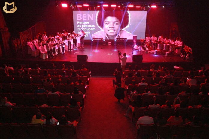 Michael Jackson Christmas recital thrills audience in Brazil Beija-01-696x464