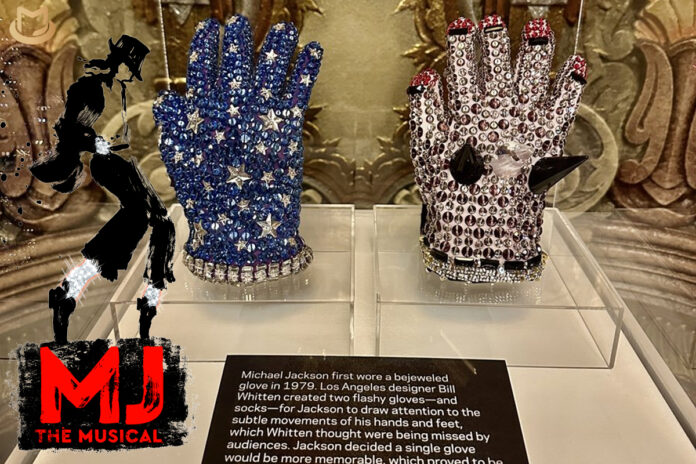 Deux gants Michael Jackson exposés au Hollywood Pantages MJTM-Hollywood-Gloves-696x464