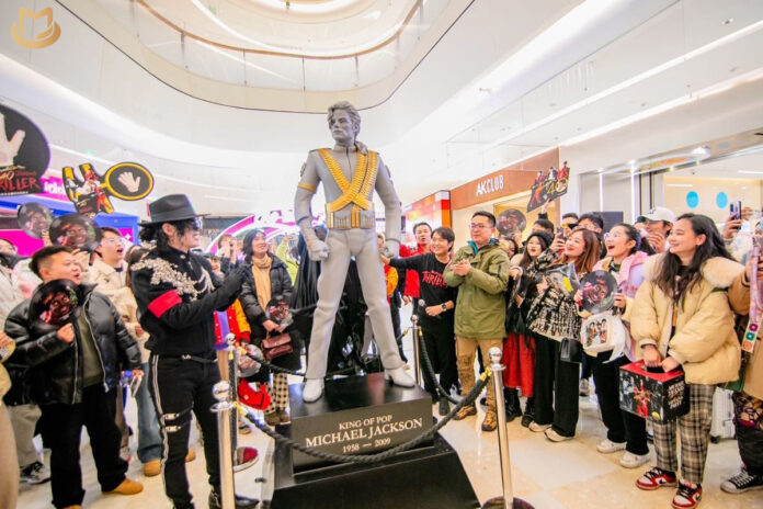 La statue de Michael Jackson déplacée en Chine China-MJ-Statue-relocated-01-696x464
