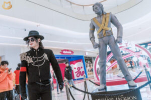 La statue de Michael Jackson déplacée en Chine China-MJ-Statue-relocated-03-300x200